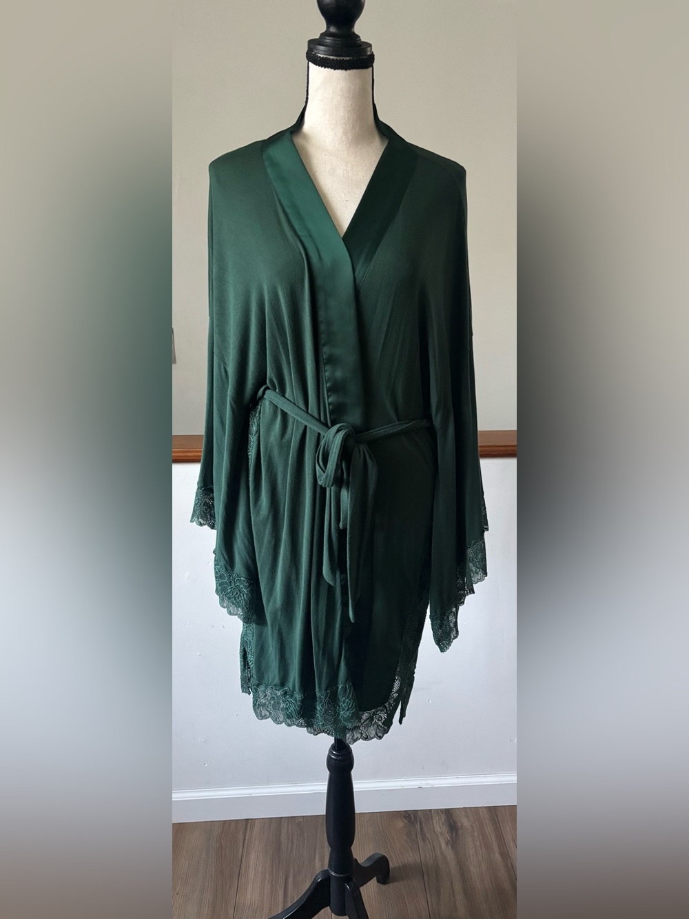 Victoria’s Secret Heavenly Green Lace Trim Robe - Picture 3 of 11